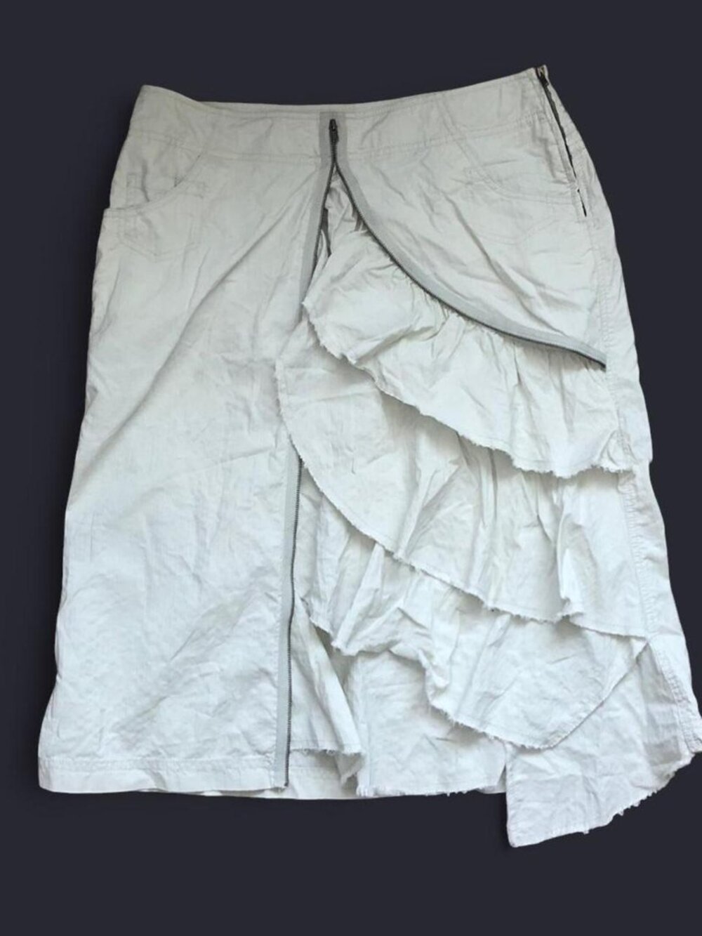 Y2k Cream white midi skirt with zipper and ruffles.